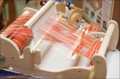 Comment se traduit le verbe  tisser  en anglais ?