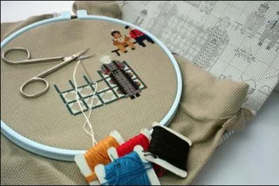 Comment se traduit le verbe  broder  en anglais ?