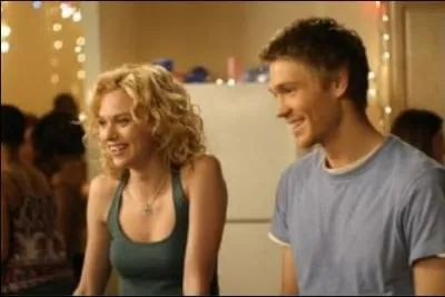 Lors de la comptition de pom-pom girls  laquelle Brooke n'a presque pas pu participer, Peyton se retrouve malencontreusement (par la faute de Rachel) dans la chambre de Lucas. Que se disent-ils ?