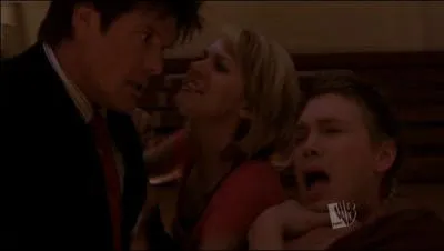 Dan Scott est persuad que Lucas a mis le feu  sa concession. Il pntre alors dans le gymnase et y trouve Peyton et Lucas. Il insulte Peyton afin de le repousser. Que rpond alors Lucas ?