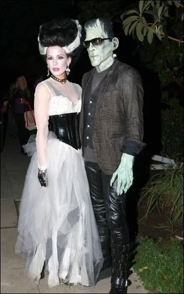 Cette fois-ci, elle n'est pas vampire, elle est juste dguise pour Hallowen !