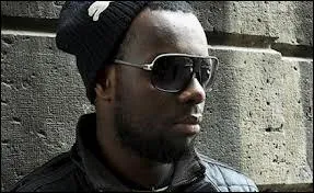 Dans quel groupe de rap, Matre Gims chante-t-il souvent les refrains ?