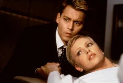 Comment meurt-il dans Intrusion ?