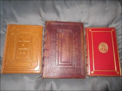 Laquelle de ces trois reliures n'est pas d'poque sachant que les ouvrages sont respectivement du 16me, du 16me et du 18me sicle ?