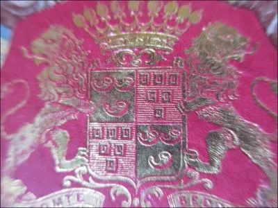 Ces armes sont celles de l'ex-libris d'un bibliophile bien connu. Mais lequel ?