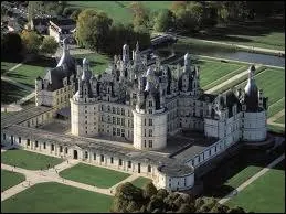 Nous allons visiter  prsent le Chteau de Chambord. Les habitants de cette ville sont les ...