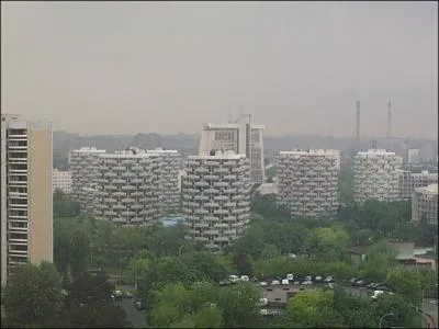 Rendons-nous dans l'avant-dernier dpartement non-visit, le Val de Marne. Nous avons hte de rentrer  Paris, nous passons donc juste voir la prfecture et ses drles de btiments appels Les Choux.