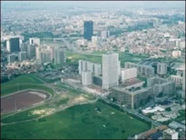 Pour finir, visitons la Seine-Saint-Denis. La ville dans laquelle nous nous trouvons n'est ni la prfecture, ni la plus peuple du dpartement. C'est nanmoins la seconde plus peuple. C'est...