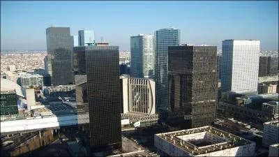 Prenons  prsent le RER A en direction des Hauts-de-Seine... descendons   La Dfense . On y trouve la ville la plus riche de France qui est...