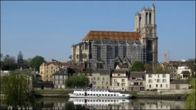 loignons-nous du centre de la rgion, en direction de la Normandie et en longeant la Seine : on croise sur notre chemin une ville d'environ 42 000 habitants, toujours dans les Yvelines. .