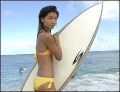 Dans quel pisode Kono Kalakaua retrouve-t-elle un de ses amis d'enfance, avec qui elle a appris  surfer ?