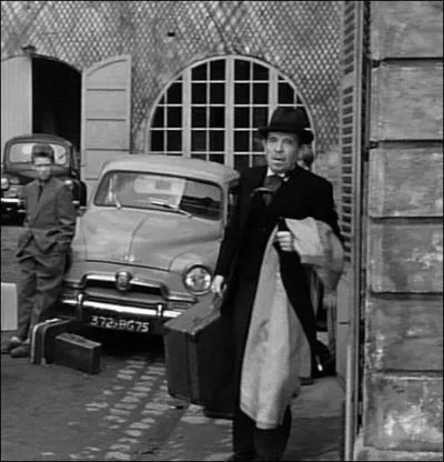 Tout commence dans un pensionnat pour garons par le grand dpart en vacances ... .