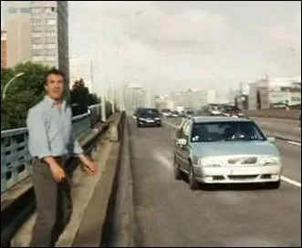 Une traverse d'autoroute prilleuse pour  Alexandre Beck  poursuivi par les policiers ... .