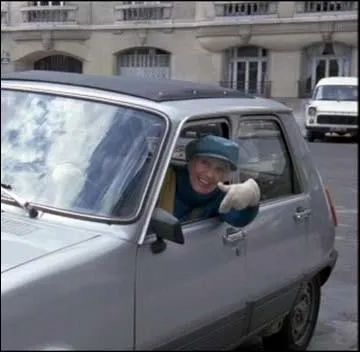La Renault 5 de l'inoubliable   Poupette , l'arrire grand-mre confidente et moderne de Vic... .