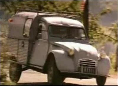 La 2 Cv fourgonnette de  Jojo , pour aller vendre le fromage de ses  biquettes  sur les marchs des Monts du Lyonnais... .