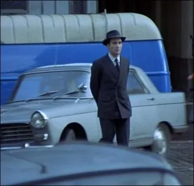 La rencontre d'un inspecteur de police avec une jeune prostitue dans le milieu de pilleurs de chantiers... .