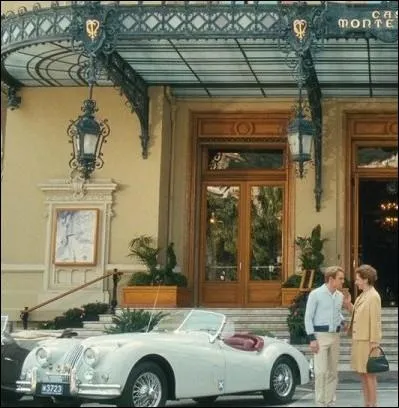 Une explication houleuse devant le casino de Monte-Carlo entre un jeune artiste et sa maman  joueuse ... . .