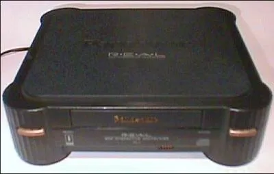 Comment se nomme cette console, sortie en 1993 ?