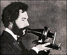  qui a t attribue l'invention du tlphone qui a commenc  tre commercialis ds 1877 ?