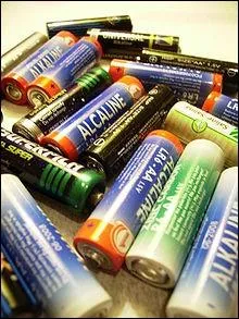 Qui a invent la premire pile lectrique (un dispositif lectrochimique qui produit de l'nergie lectrique) ?