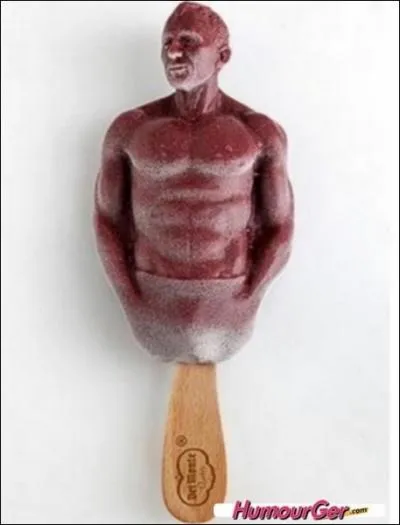 Cette beaut vole est alle chercher la momie mais n'a rien trouv d'autre que se retrouver seule contre tous.