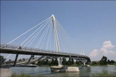 De quel pays tranger Strasbourg est-elle la plus proche ?