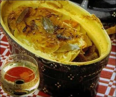 Ce plat traditionnel alsacien compos de pommes de terre, poireaux, carottes, oignons, boeuf, porc et agneau, le tout marin au vin blanc et cuit lentement au four, est un...