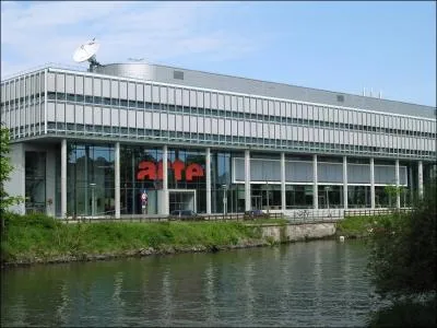 La chane de tl franco-allemande ARTE a son sige  Strasbourg. Que signifie cet acronyme ?