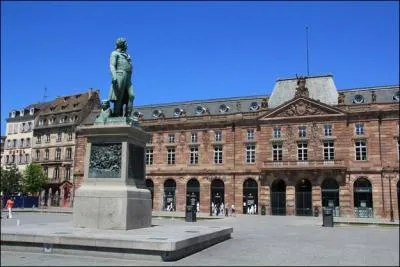 La place Kleber est la plus importante de Strasbourg. C'est dans un ses angles qu'est rig chaque anne un monumental sapin de Nol. Elle tient son nom de Jean-Baptiste Klber...