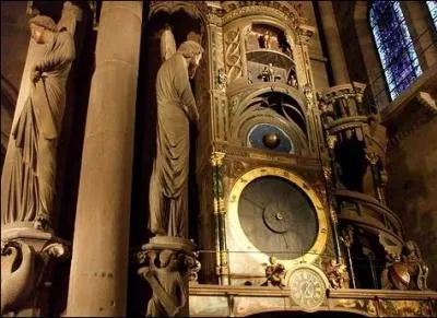 La cathdrale Notre-Dame est reconnaissable  son unique clocher. Elle abrite une horloge astronomique classe monument historique. De quand date cette horloge ?
