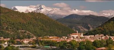 Rendez-vous sur un des diffrents chemins de randonne au dpart de la ville de :