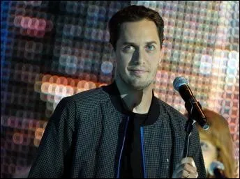 N en 1985, il anime depuis quelque temps un jeu sur France 3 mlant rflexion et connaissances autour de dfinitions dignes des mots-croiss :