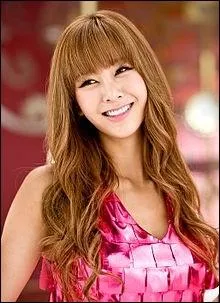 Sur cette photo, nous voyons une chanteuse qui, elle aussi, est trs proche de HyunA. Qui est-elle ?