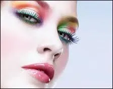 Dire d'une dame qu'elle ressemble  un  pot de peinture  signifie.