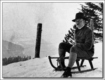 A cette poque, les moustaches faisaient fureur, et les sports de neige vous donnaient l'air d'un bon aryen !