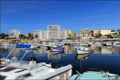Avec environ 160 000 habitants, quelle place occupe Toulon dans la liste des grandes villes françaises ?