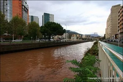 Par quel cours d'eau la ville est-elle arrosée ?