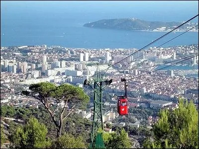 Depuis 1959 ce téléphérique permet d'accéder à la colline qui domine Toulon du haut de ses 584m. Il s'agit du mont...