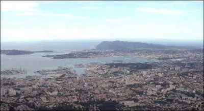 Deux presqu'îles ferment la rade de Toulon, la séparant de la pleine mer. L'une est la presqu'île de Saint-Mandrier et l'autre la presqu'île...