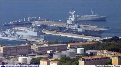 Comment s'appelle le porte-avions à propulsion nucléaire dont la rade de Toulon est le port d'attache ?