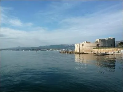 C'est le roi Louis XII qui fit édifier le 1er ouvrage de fortification du port de Toulon. Appelé "Tour royale" ou "Grosse tour", cet ouvrage date de...