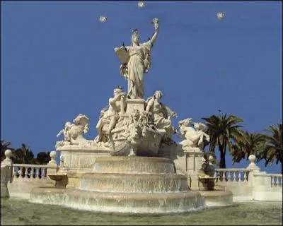 Comment s'appelle la fontaine que l'on peut voir place de la Liberté, principale place du centre de la ville ?