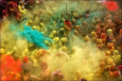Il existe un pays o l'on fte les couleurs, cette fte s'appelle  Holi , il s'agit de ...