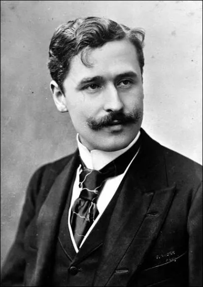 Cet auteur de vaudevilles fameux, tel  Un fil  la patte   tait lui-mme fils d'un solide homme de lettres. C'est Georges