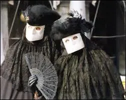 Quel costume arborent ces personnages ?