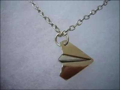 Qui a un avion comme collier ?