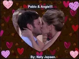 Qui Angie embrasse-t-elle sur la photo ?