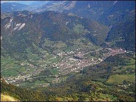 Laquelle est savoyarde et situe au pied des gorges de l'Arly ?