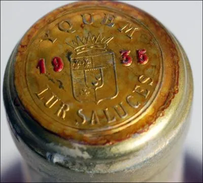 Le Château d'Yquem est le seul vin blanc classé premier cru supérieur, c'est un...