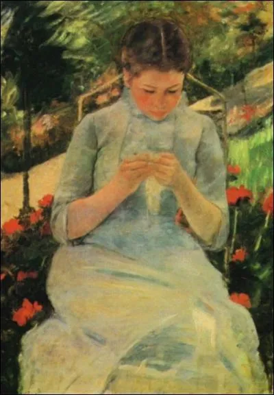 Jeune femme cousant dans le jardin.